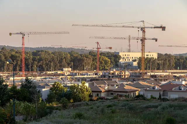עגורנים בונים שכונה חדשה בדרום שוהם